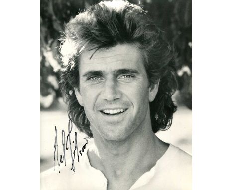 GIBSON MEL: (1956- ) American actor and film director, Academy Award winner. Signed 8 x 10 photograph of the actor in a relax
