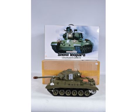 A BOXED HENG LONG SQS 1/16 SCALE RADIO CONTROLELD SNOW LEOPARD BATTLE SMOKING TANK, the box features the army green tank with