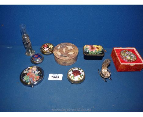 A small quantity of miscellanea including Old Tupton Ware trinket pot and others, small oriental bowl, filigree miniature roc