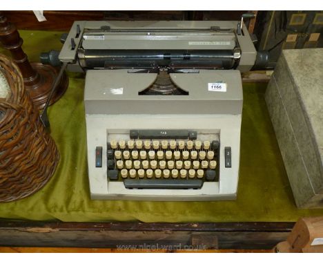 A Universal 390 manual Typewriter