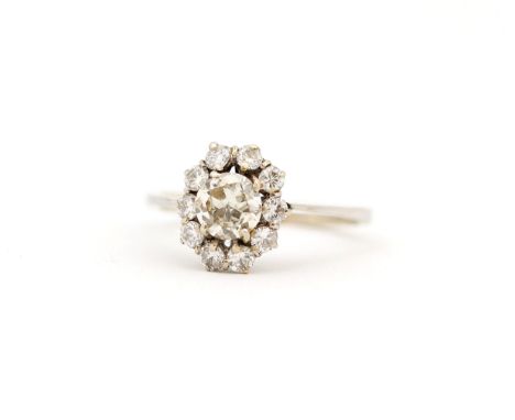 Anello in oro bianco 18Kt con diamante taglio brillante ct. 0,72 e 10 diamanti taglio brillante VS  colore k 