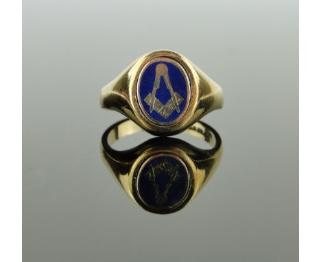A 9ct gold and blue enamel Masonic signet ring, size T.