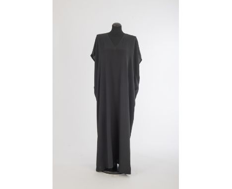 AbendkleidJil Sander, Hamburg Seide (?), schwarz, V-Auschnitt, Kaftan-Schnitt. Gr. 34.