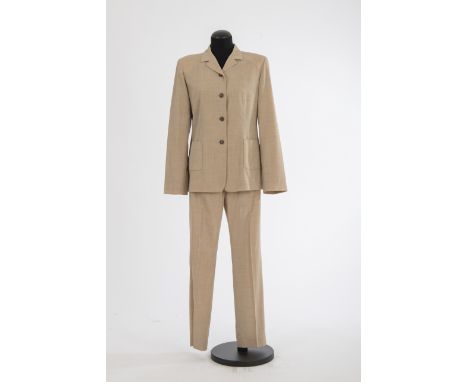 HosenanzugJil Sander, Hamburg Schurwolle mit Elasthan, sandfarben, einreihig geknöpft, ungefüttert. Gr. 38.