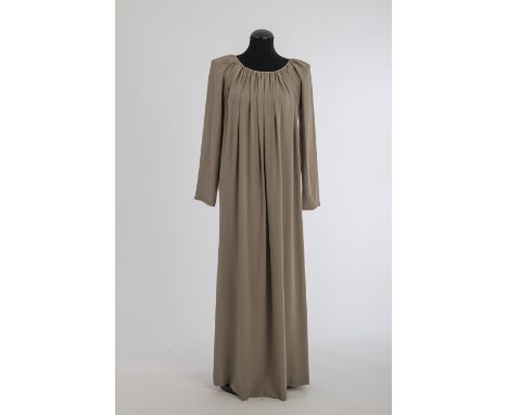 AbendkleidJil Sander, Hamburg Seide, sandfarben, bodenlang, lange Ärmel. Gr. 34.