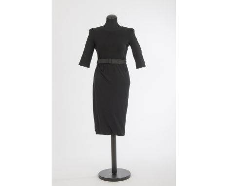 Drei KleiderJil Sander, Hamburg Baumwolle mit Lycra bzw. Wolle mit Kaschmir bzw. Wolle, schwarz. Gr. 36 bzw. 38. Zustand: Ein