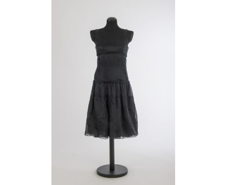 CocktailkleidJil Sander, Hamburg Seide, schwarz, ärmellos, gestufter Rock. Gr. 38.