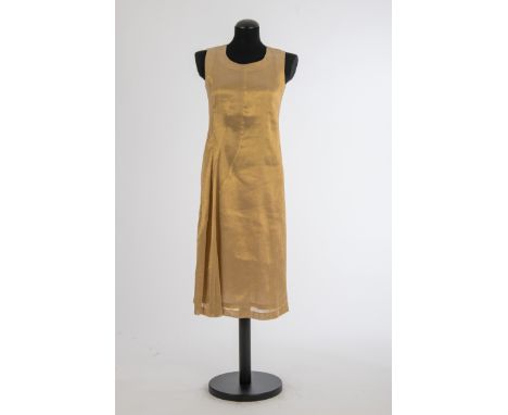 CocktailkleidJil Sander, Hamburg Mischgewebe mit Metallfaden, goldfarben, gefüttert, ärmellos. Gr. 36.