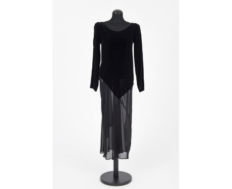 AbendkleidJil Sander, Hamburg Samt mit Seidenchiffon, schwarz, Rock und Rückenteil transparent.