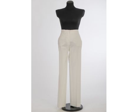 Drei HosenJil Sander, Hamburg Baumwolle, cremefarben. Gr. 38 bzw. 40. Zustand: Zwei Hosen ungetragen mit Orig. Etikett, eine 