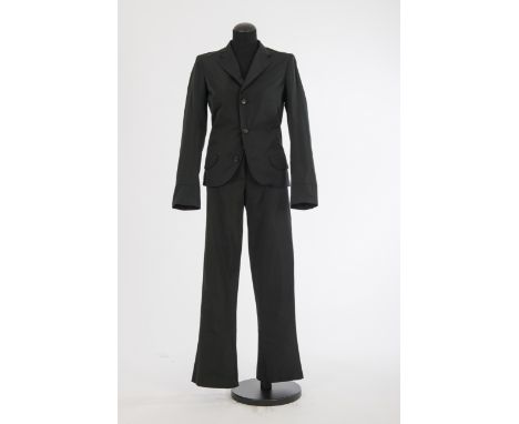 HosenanzugJil Sander, Hamburg Mischgewebe mit Seide, schwarz, einreihig geknöpft, kurze REvers. Gr. 38.