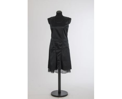 Drei CocktailkleiderJil Sander, Hamburg Seide bzw. Baumwolle mit Seide bzw. Baumwolle mit Elasthan, schwarz. Gr. 38.