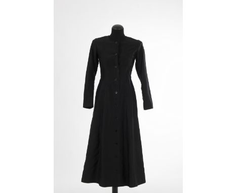 Vintage MantelkleidYves Saint Laurent, Rive Gauche, Paris Schwerer Baumwoll-Duchesse, schwarz, tailliert, Knopfleiste vom Kra