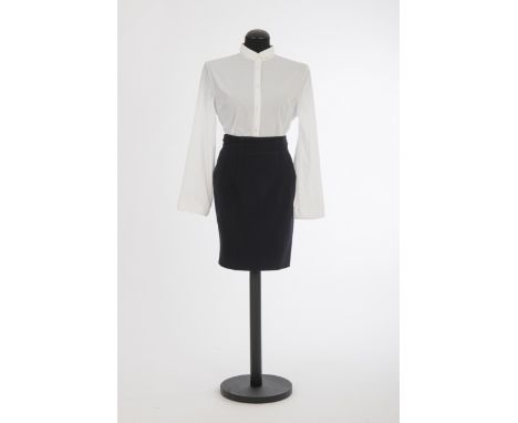 Bluse und zwei RöckeJil Sander, Hamburg Bluse Baumwolle, weiß, Röcke Schurwolle, schwarz, ungefüttert bzw. dunkelblau gefütte