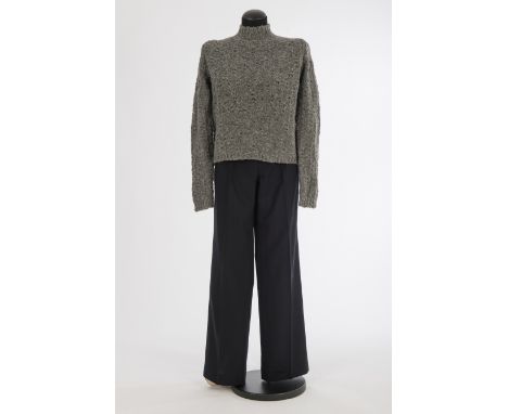 Hose und PulloverJil Sander, Hamburg Hose: Schurwolle, dunkelblau, weites Bein, Pullover: Wollgemisch, grau, Turtleneck. Gr. 