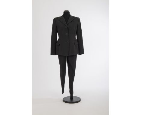 HosenanzugJil Sander, Hamburg Schurwolle, anthrazit, einreihig geknöpft, kurze Revers. Gr. 38. Zustand: Vorderseite leicht ve