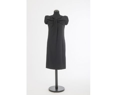 CocktailkleidJil Sander, Hamburg Schurwolle, schwarz, gefüttert, große Schleife am Ausschnitt. Gr. 36.