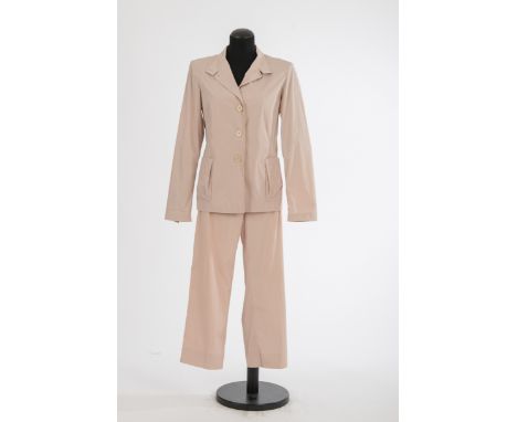 HosenanzugJil Sander, Hamburg Baumwolle mit Elasthan, roséfarben, einreihig geknöpft, ungefüttert. Gr. 38.