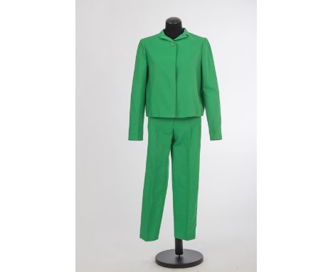 Hosenanzug und KurzmantelJil Sander, Hamburg Seide, Baumwolle, grün, Kurzmantel gefüttert. Gr. 36  (Anzug-Jacke) bzw. 38 (Hos