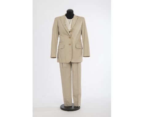 Hosenanzug und BluseJil Sander, Hamburg Baumwolle, sandfarben, Bluse, Seide, cremefarben, mit Wasserfallkragen. Gr. 38. Zusta
