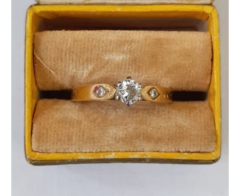 18ct gold solitaire diamond ring, claw set, having two small diamonds to the shoulders Condition Report3.1g