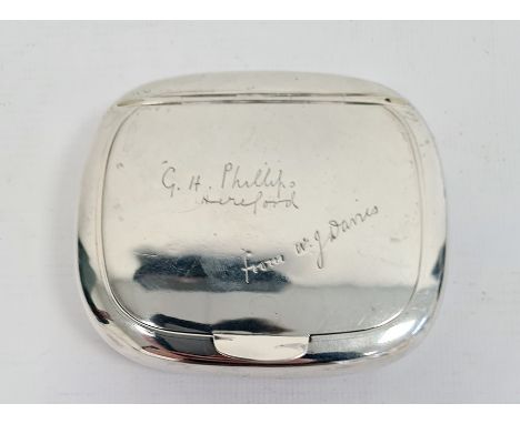 George V silver snuff box with inscription to top ‘G.H.Philips, Hereford from W J Davies’, with gilt wash interior, Chester 1