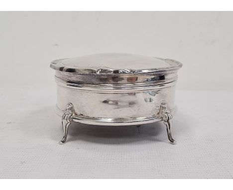 George V silver circular trinket box with hinged piecrust lid, with blue velvet interior, weighted base, raised upon four fee