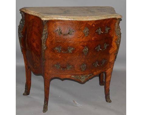 A GOOD 19TH CENTURY FRENCH KINGWOOD AND MARQUETRY BOMBE FRONTED COMMODE, with serpentine marble top, three long drawers with 