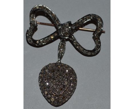 A GOLD DIAMOND SET HEART SHAPED BROOCH.