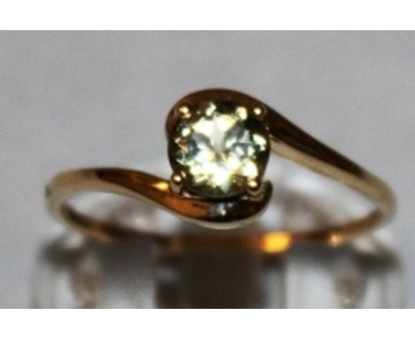 A SINGLE STONE RING set in 9ct yellow gold.