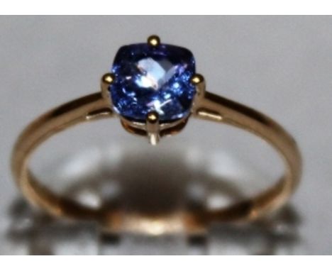 A SINGLE BLUE STONE RING set in 9ct yellow gold.