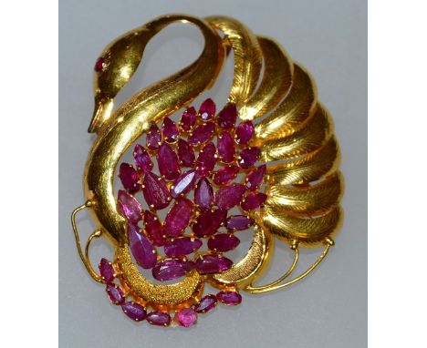 AN 18CT GOLD RUBY SET SWAN BROOCH.