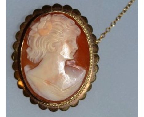 A VICTORIAN GOLD OVAL CAMEO, carved head of a young girl.