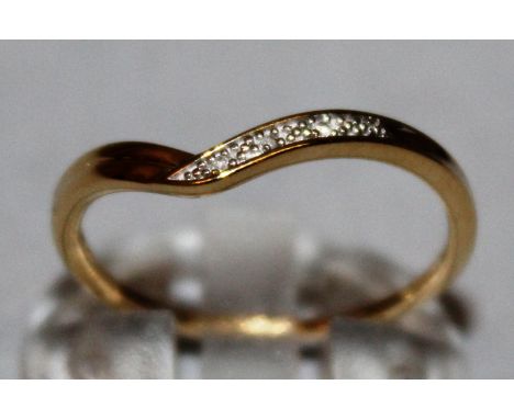 A 9CT GOLD WISHBONE RING.