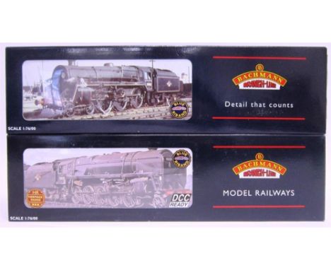 [OO GAUGE]. TWO B.R. LOCOMOTIVES comprising Bachmann No.32850, B.R. Class 9F 2-10-0 tender locomotive 'Evening Star', 92220, 