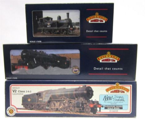 [OO GAUGE]. THREE B.R. LOCOMOTIVES comprising Bachmann No.32252, W.D. Austerity 2-8-0 tender locomotive, 90445, black livery,
