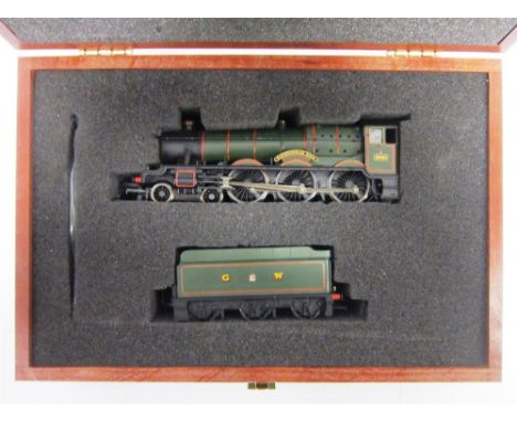 [OO GAUGE]. A BACHMANN G.W.R. HALL CLASS 4-6-0 TENDER LOCOMOTIVE 'RAVENINGHAM HALL', 6960 limited edition 453/2000, lined gre