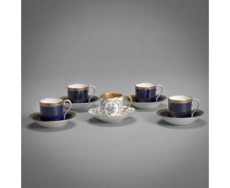 5 Mokkatässchen mit UntertassenKPM Berlin und Sèvres, um 1850/1900H. 4,8/D. 9,5 cmKobaltblaue KPM-Tassen, blaue Zeptermarke, 