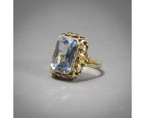 Ring mit FarbsteinRM 55585/000 Gelbgold, punziert. Floral durchbrochene Schauseite, 1 aquamarinblauer Farbstein im Scherensch