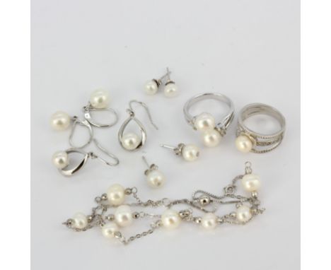 A quantity of 925 silver and pearl jewellery including earrings, rings and a bracelet.