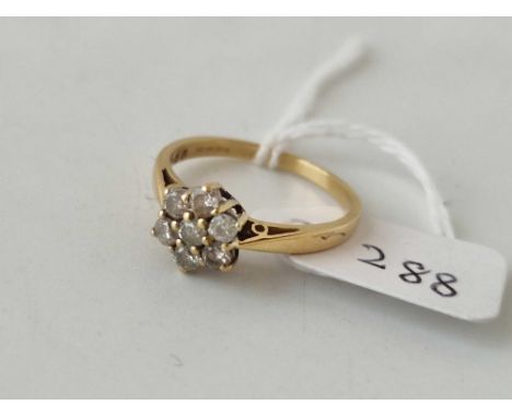 A diamond daisy cluster ring, 18ct, size P 3.2 g
