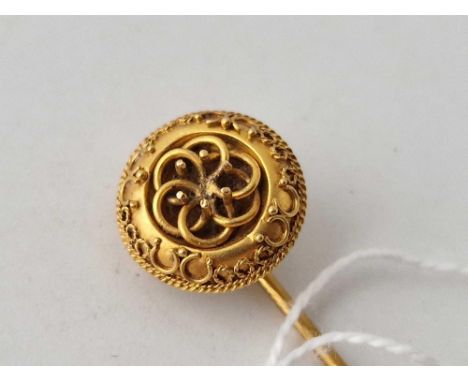 A Victorian stick pin set in gold 2.6 g