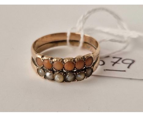 A vintage gold pearl and coral double ring size O 2.7g