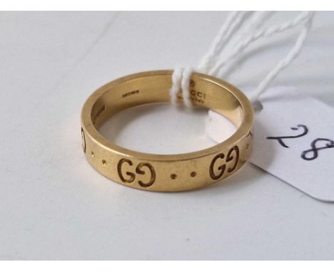 A GUCCI WEDDING BAND, 18ct, size M, 4 g