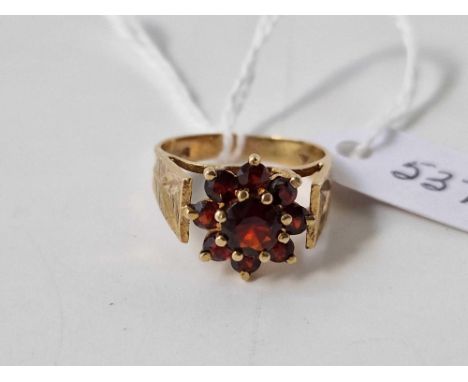 A garnet cluster ring, 9ct, size K, 3.2 g