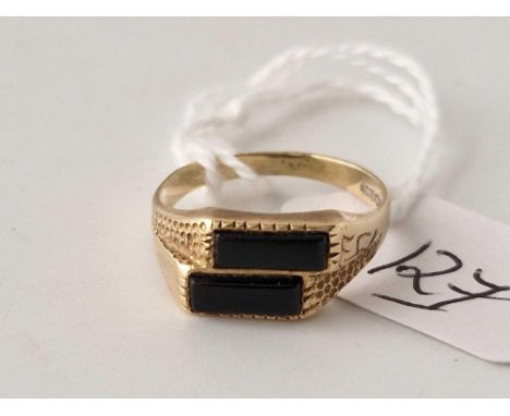 A small double stone set onyx 9ct ring size K  2.2g