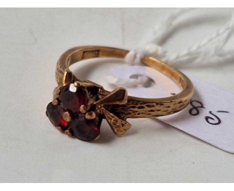 A garnet cluster set ring, 9ct, size M, 2.9 g