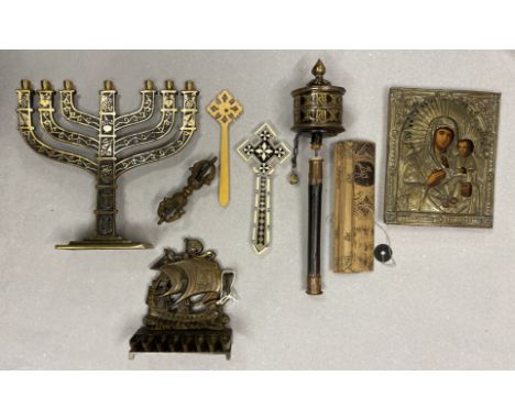 Internationales religiöses Konvolut: Buddhistischer Donnerkeil, Attribut Buddhas, Bronze, L. 12 cm; Segenskreuz aus Äthiopien