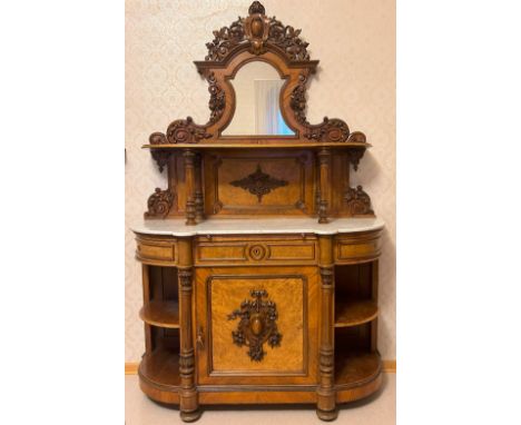 Historistische Anrichte bzw Büffet, um 1900, mit seitlich schwenkbaren Schubladen, 230 x 150 x 60 cm. Das Objekt ist noch vor