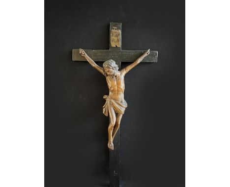 Franken, 18./19. Jh., Kruzifix, Holz, farbige Fassung später nachgearbeitet, Altersspuren, teils restauriert, Corpus L 38 cm,
